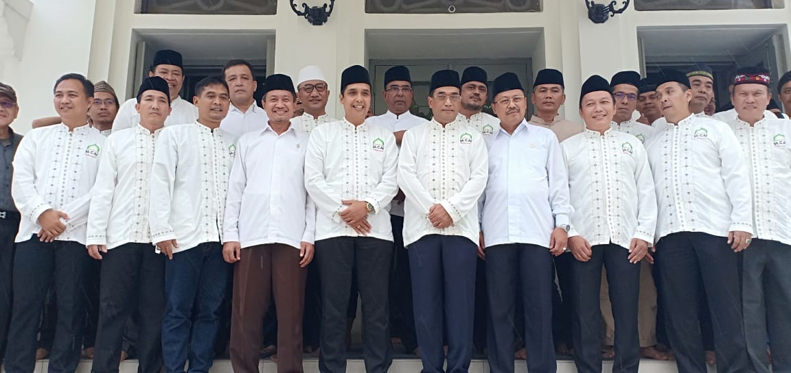 budi-karya-sumadi-kunjungi-masjid-al-azar_20190201_231415.jpg