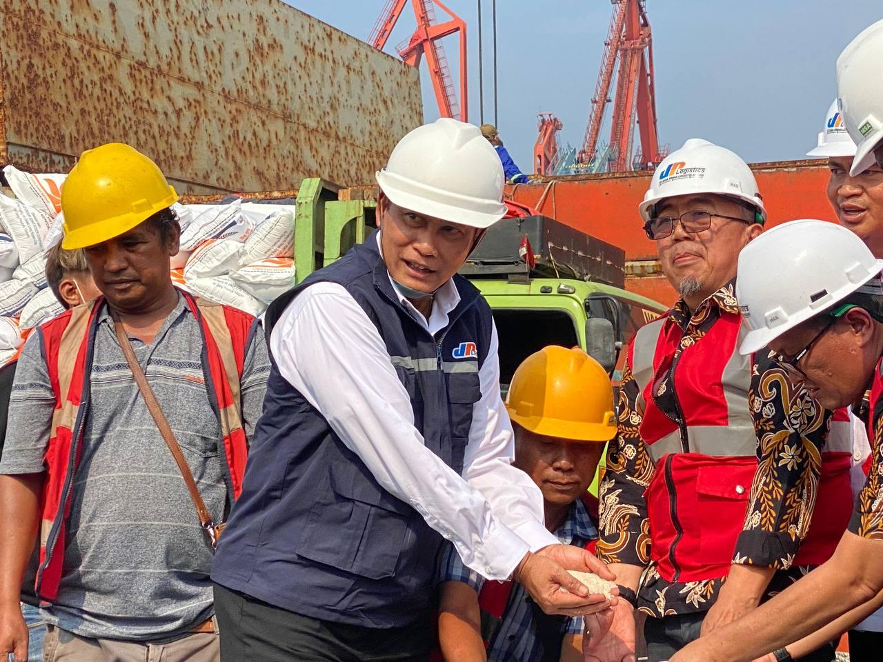 budi-waseso-saat-melakukan-pengecekan-langsung-proses-pembongkaran-kapal-beras-impor.jpg