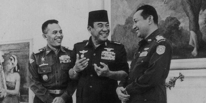 bung-karno-diapit-dua-jenderal-angkatan-darat_20170808_194115.jpg