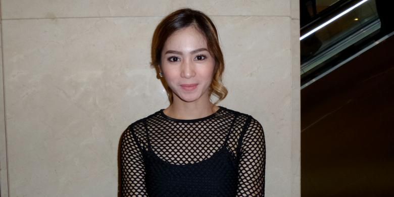 bunga-zainal-diabadikan-ketika-menghadiri-gala-premiere-film-london-love-story-2_20170402_171010.jpg
