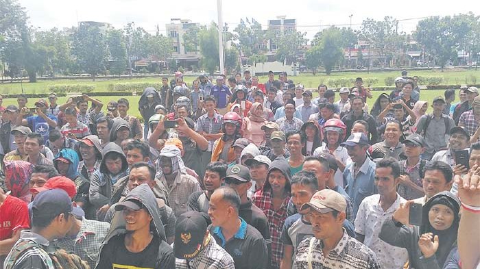 bupati-aceh-tamiang-dan-peserat-demo_20180828_101112.jpg