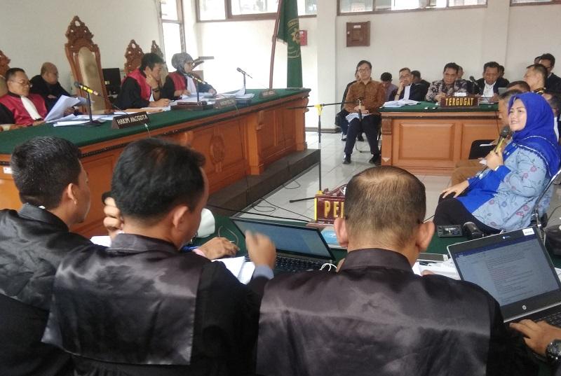 bupati-bekasi-neneng-hasanah-yasin-di-persidangan.jpg