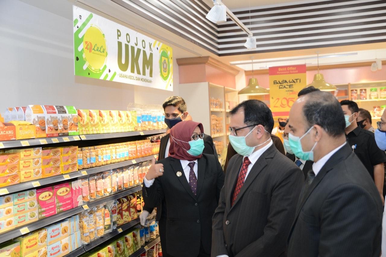 bupati-bogor-ade-yasin-saat-membuka-gerai-ketiga-lulu-hypermarket-di-sentul.jpg