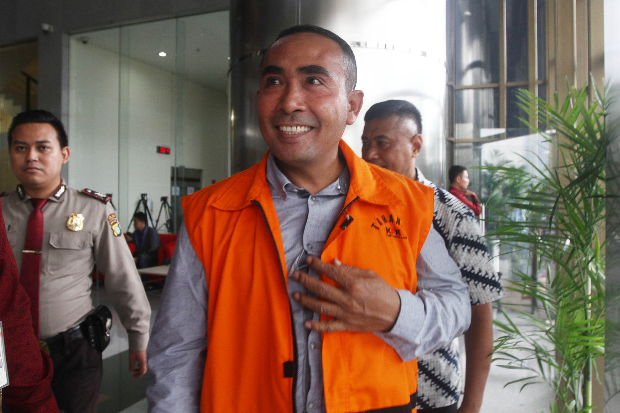 bupati-buton-diperiksa-kpk-sebagai-tersangka_20170224_124037.jpg