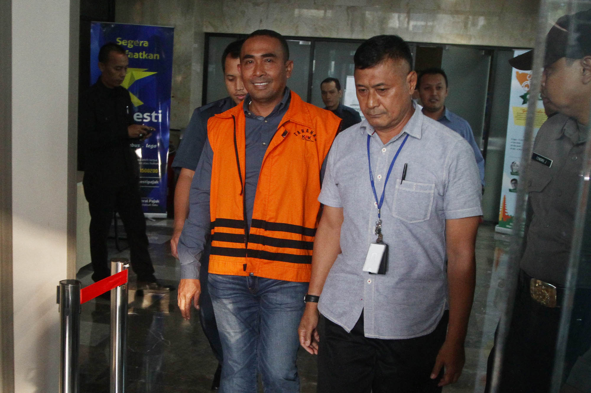 bupati-buton-ditahan-kpk_20170126_224010.jpg