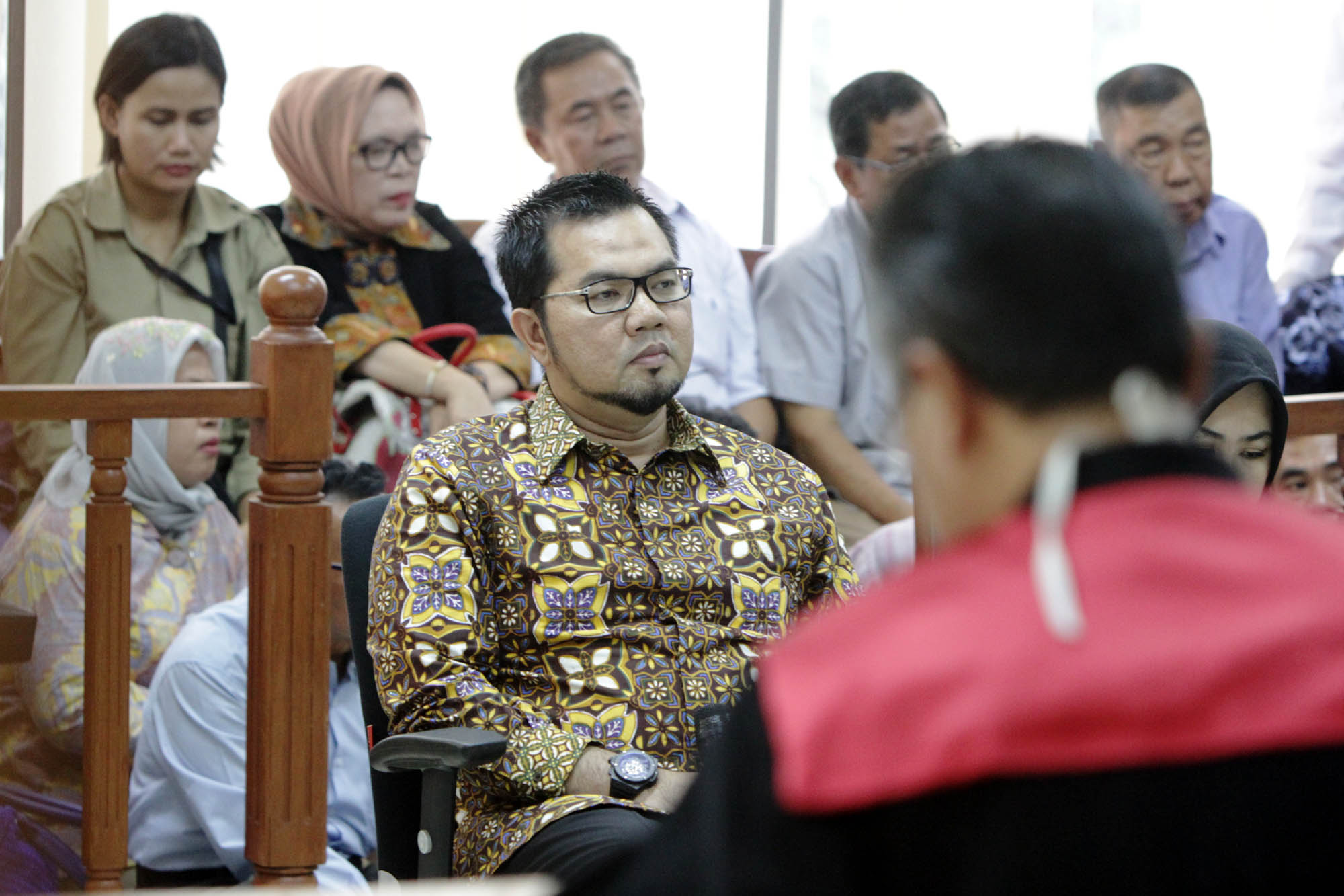 bupati-empat-lawang-dan-istri-jalani-sidang-perdana_20150918_002943.jpg