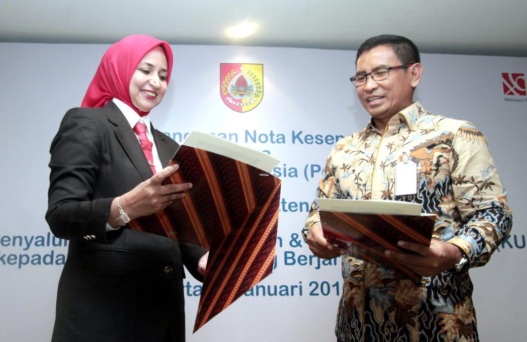bupati-jember-faida-kiri-dan-direktur-bisnis-kecil-dan-jaringan-bni-catur-bu.jpg