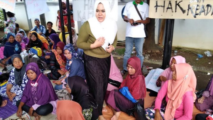 bupati-kendal-kunjungi-warganya-yang-menginap-di-kantor-dprd_20180428_082218.jpg