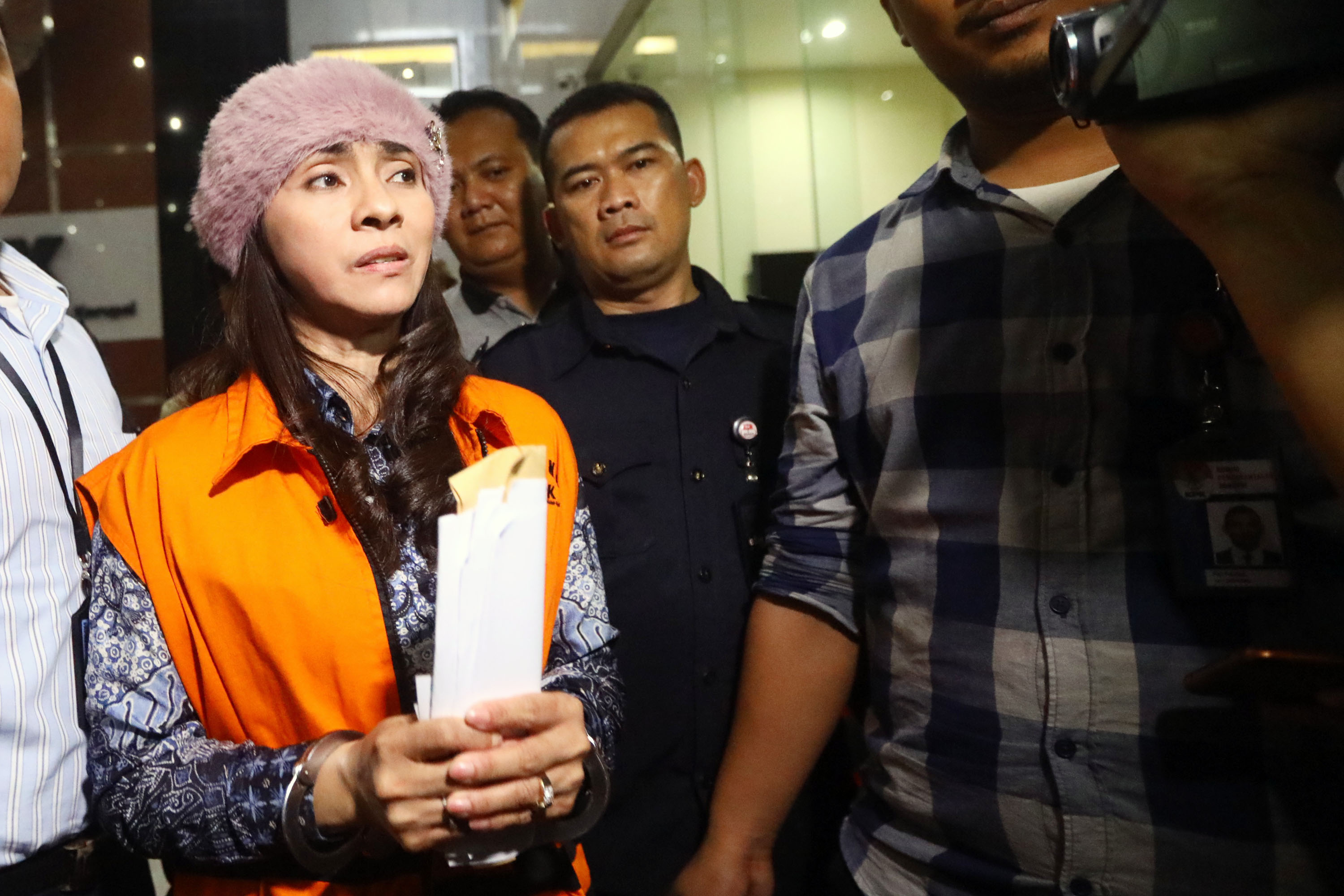 bupati-kepulauan-talaud-sri-wahyumi-resmi-ditahan-kpk_20190501_200851.jpg