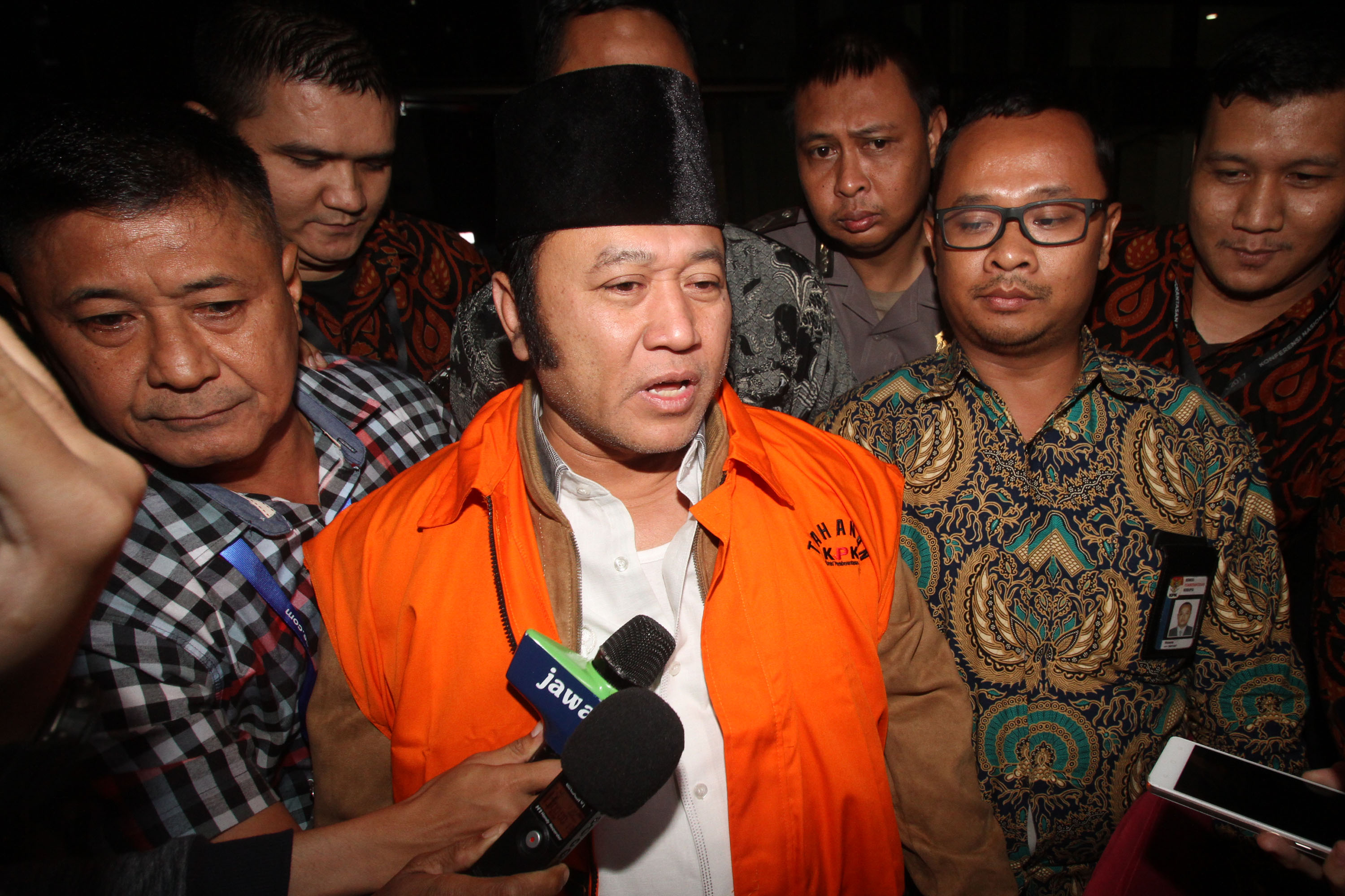 bupati-lampung-selatan-zainudin-hasan-ditahan-kpk_20180728_040645.jpg