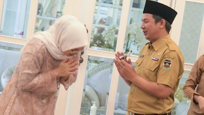 bupati-purwakarta-anne-ratna-mustika-kiri-mengembalikan-kunci.jpg
