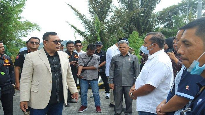 bupati-solok-epyardi-asda-saat-ke-pabrik-aqua-solok-nagari-batang-baru.jpg