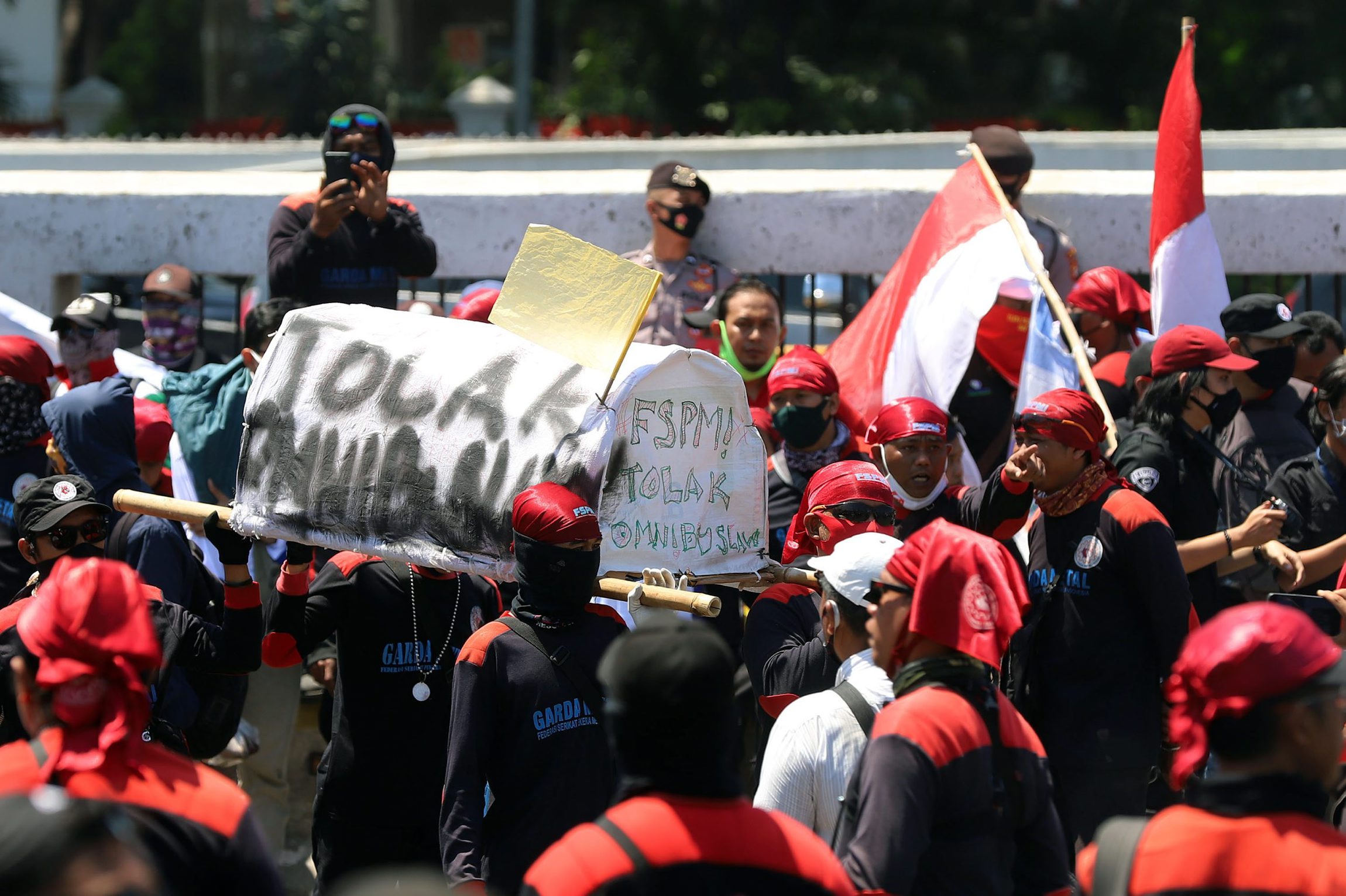 buruh-demo-tolak-omnibuslaw_20200825_145428.jpg