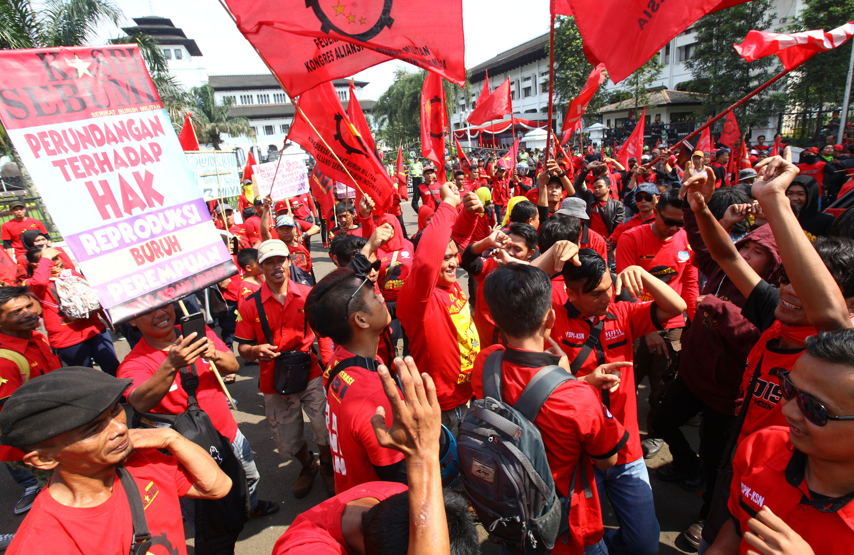 buruh-gelar-aksi-damai-di-depan-gedung-sate-sambut-may-day_20190501_234740.jpg