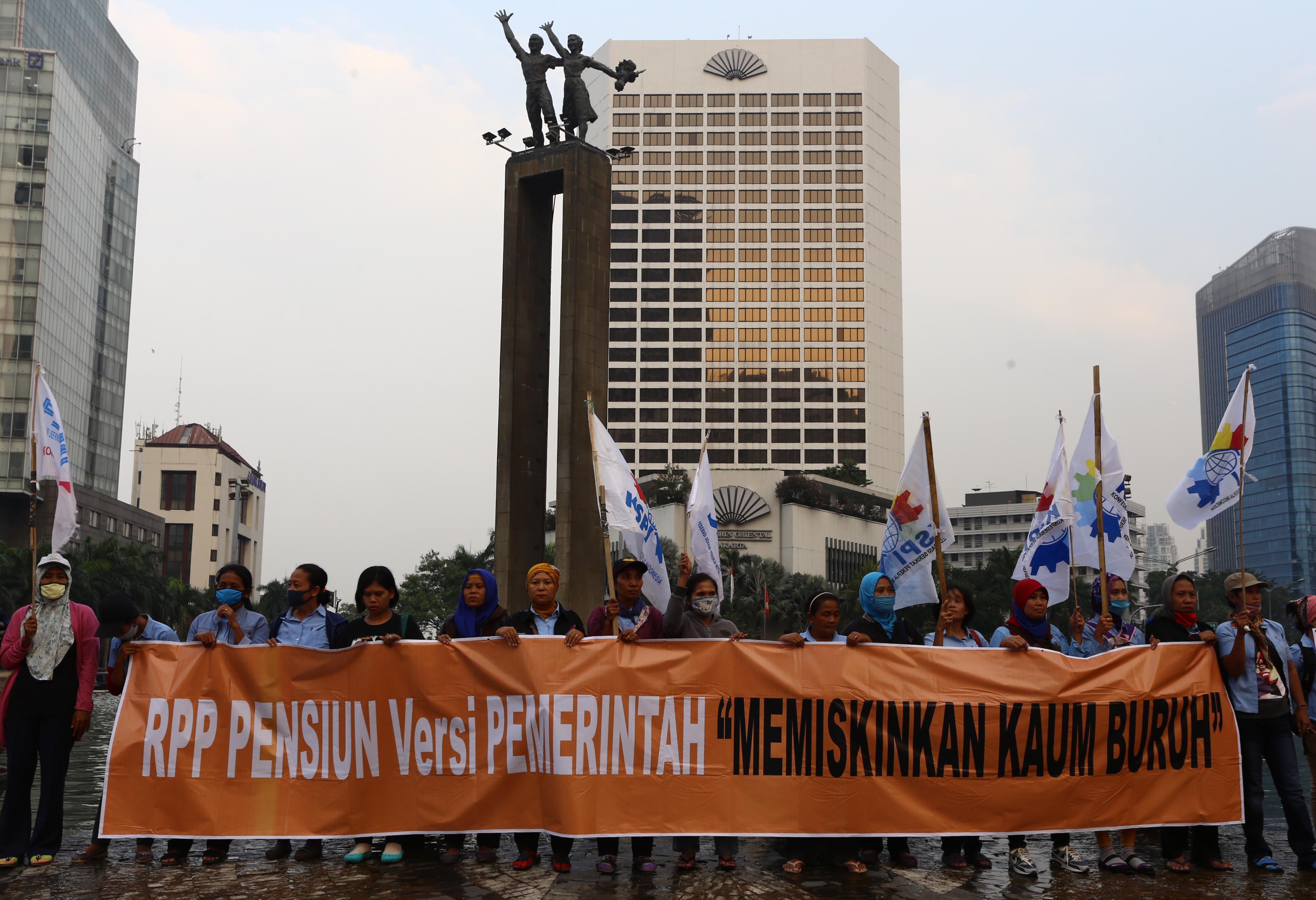 buruh-tolak-pp-soal-jht_20150703_203202.jpg
