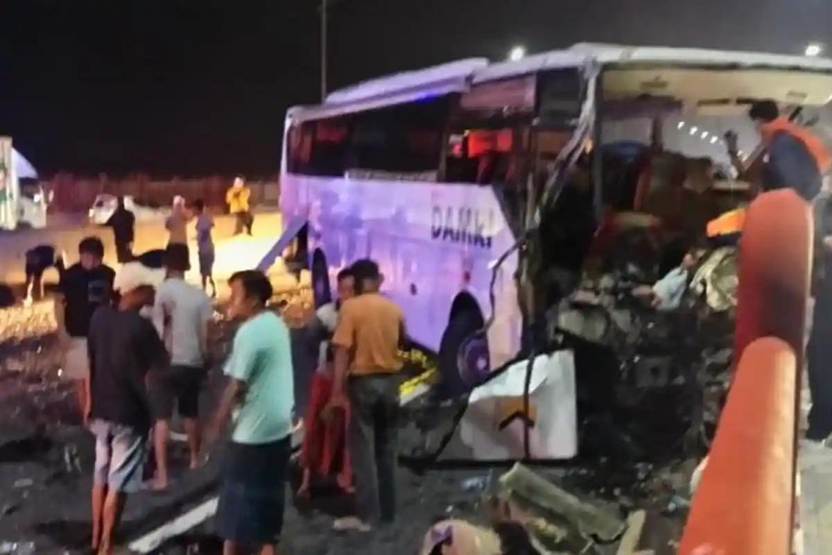 bus-damri-kecelakaan-di-suramadu-asdfvasdfv.jpg