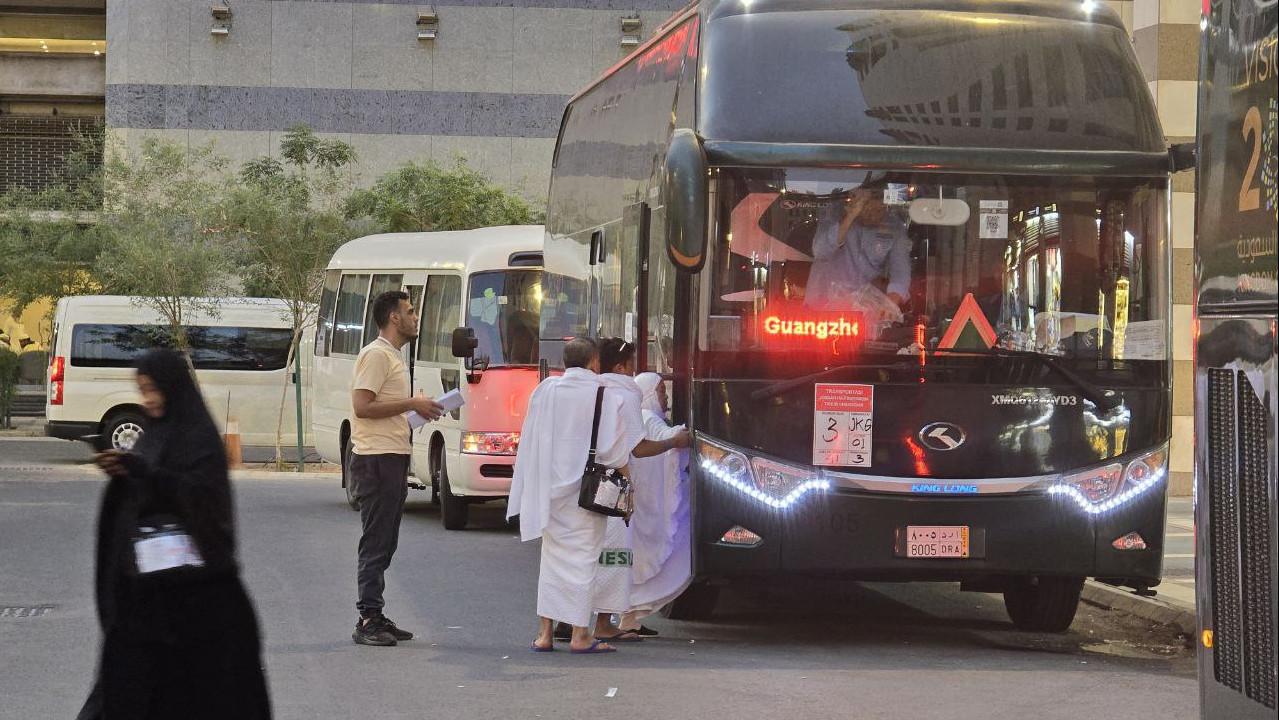 bus-jemaah-haji-Indonesia-dari-Madinah-Madinah-menuju-Makkah-Arab-Saudi.jpg
