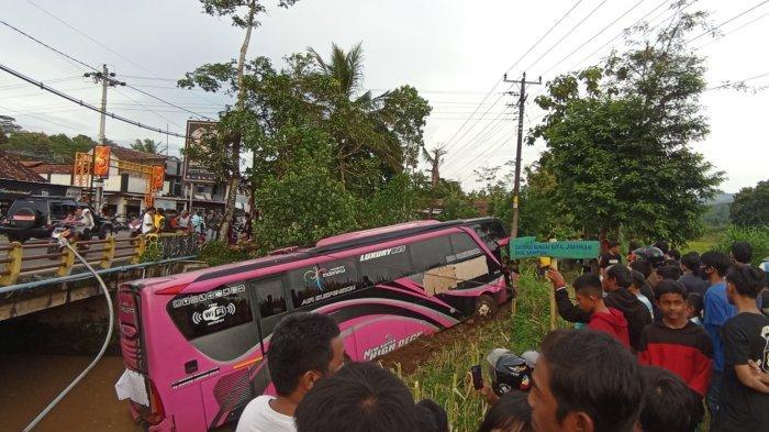 Warga Somagede Banyumas Dengar Suara Keras, Ternyata Ada Bus Pariwisata Terjun ke Sungai