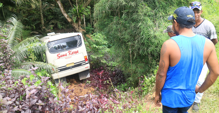 bus-suma-karya-tujuan-samarinda-sengatta-masuk-jurang_20171120_140703.jpg