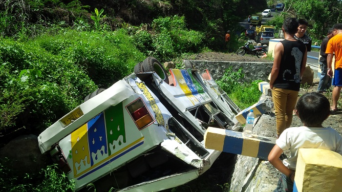 bus-tondano-manado-masuk-jurang2_20151116_174629.jpg<pf>bus-tondano-manado-masuk-jurang1_20151116_174549.jpg<pf>bus-tondano-manado-masuk-jurang3_20151116_174750.jpg