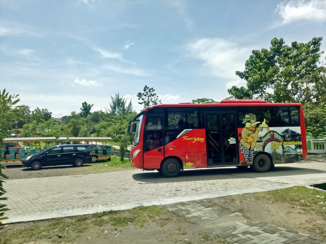 Bus Trans Jateng tiba di sub terminal Desa Krikilan, Kalijambe, Sragen, Jawa Tengah, Kamis (18/11/2021). Sub terminal ini berlokasi tak jauh dari Museum Sangiran.