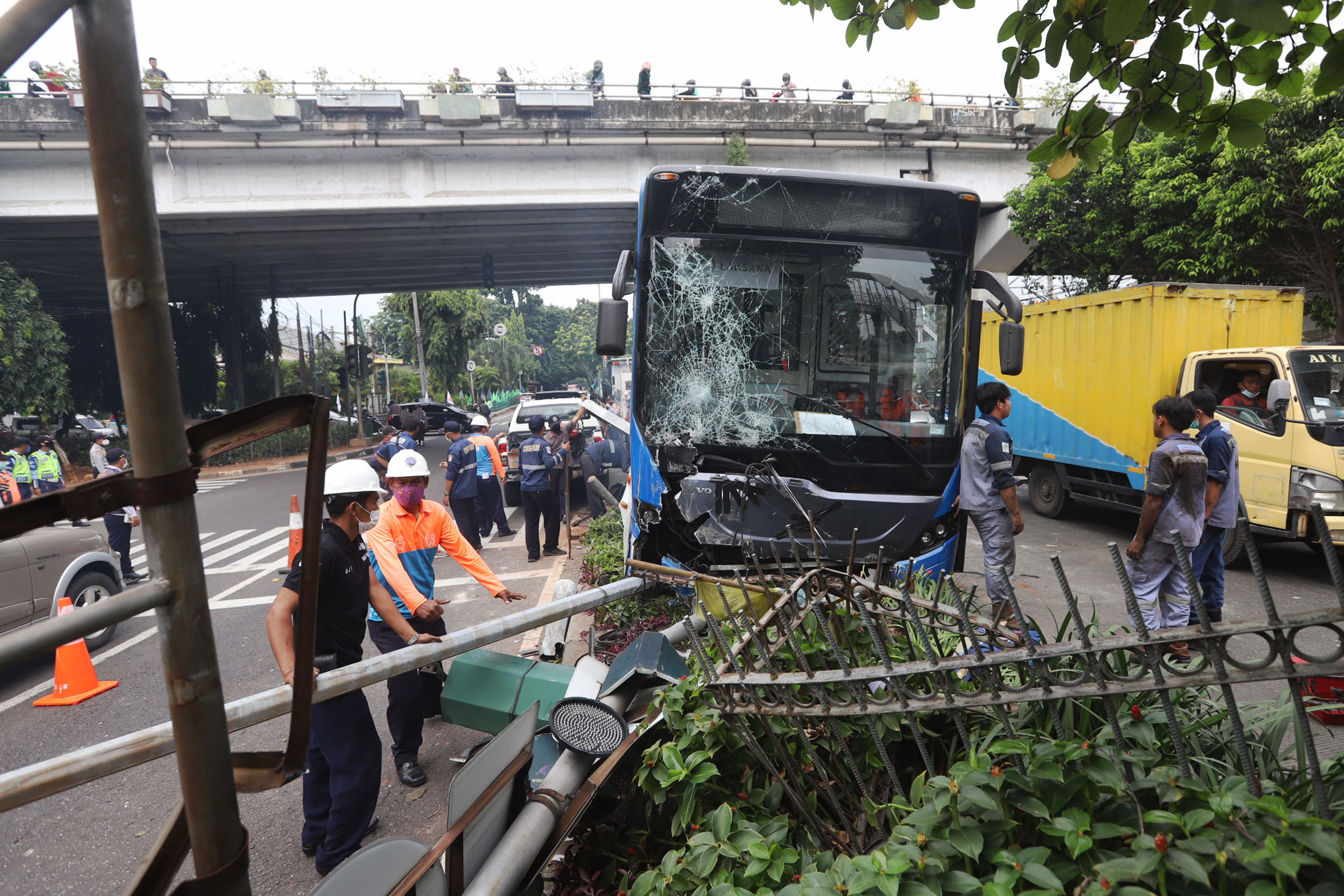 bus-transjakarta-menambrak-pembatas-jalan_20220211_131452.jpg