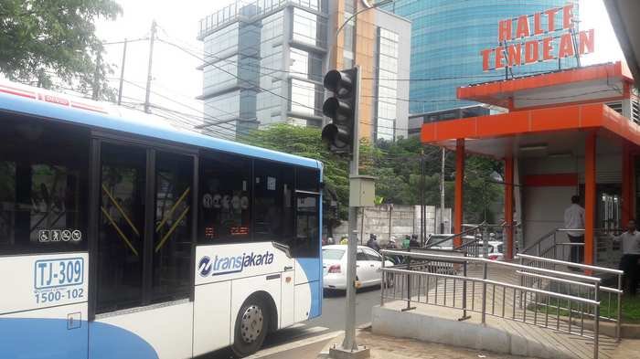 bus-transjakarta-saat-uji-coba-menuju-halte-tendean_20180402_121941.jpg