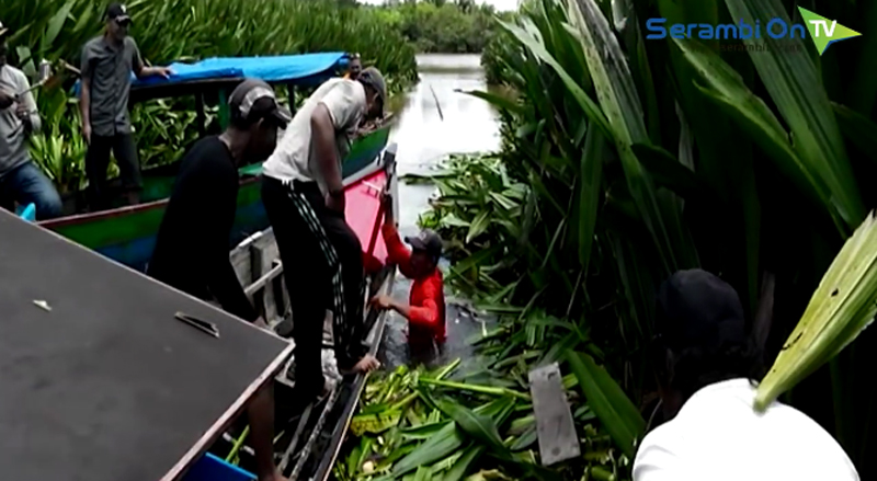 calon-bupati-singkil-tercebur-ke-sungai_20161106_114536.jpg