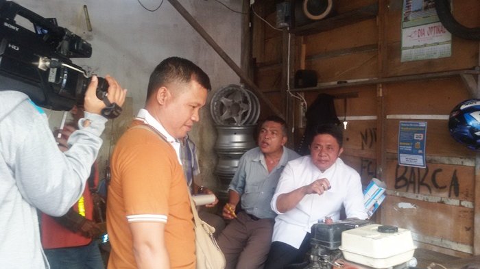 calon-gubernur-sumsel-h-herman-deru-sh-mm-saat-makan-siang-di-kiso-tambal-ban-di-kota-baturaja_20180305_165817.jpg