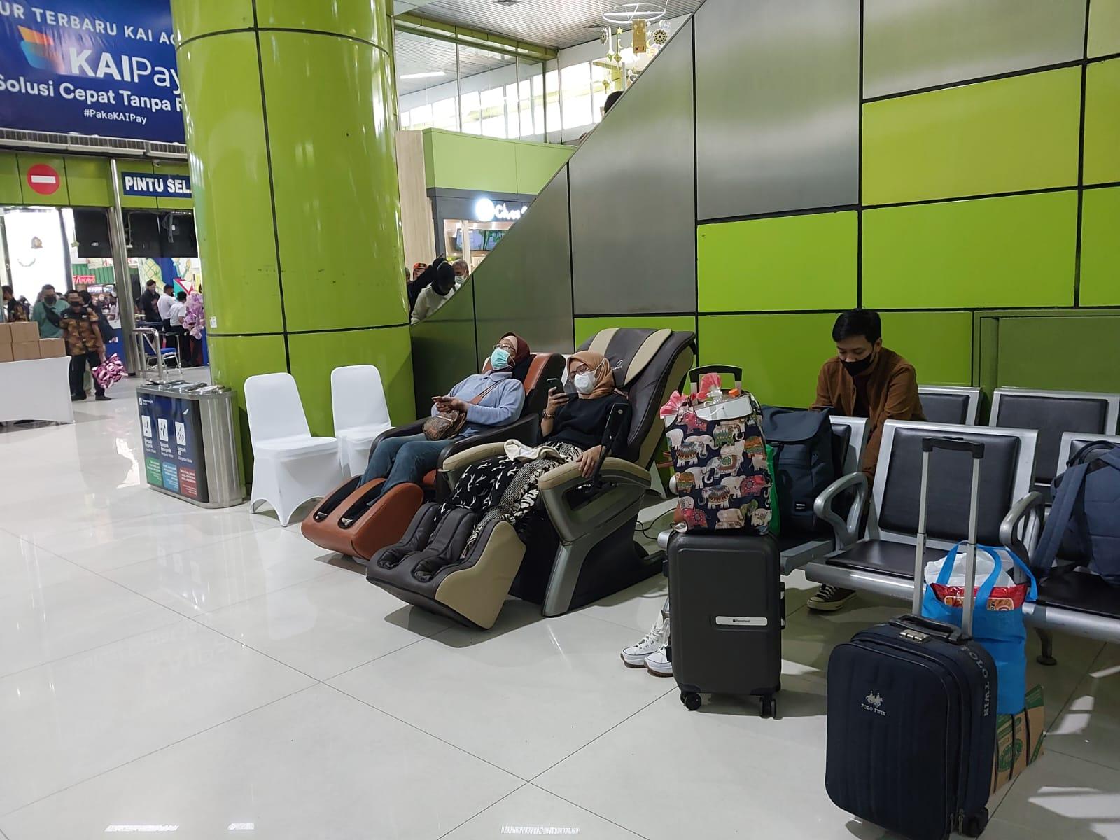 calon-penumpang-sedang-menikmati-fasilitas-kursi-pijat-gratis-di-stasiun-gambir.jpg