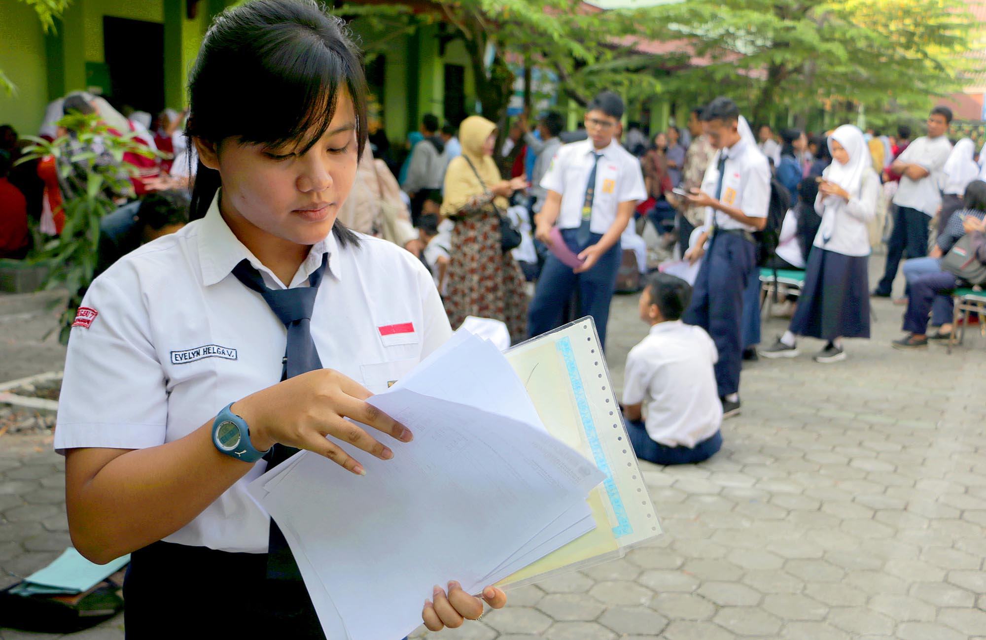 calon-siswa-sma-smk-se-jateng-melakukan-pendaftaran-sekolah_20190624_185915.jpg