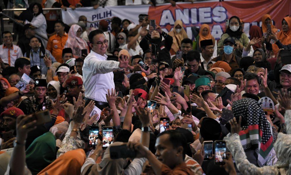 capres-anies-baswedan-dikerubungi-warga-saat-kampanye-di-gor-pekanbaru-riau.jpg