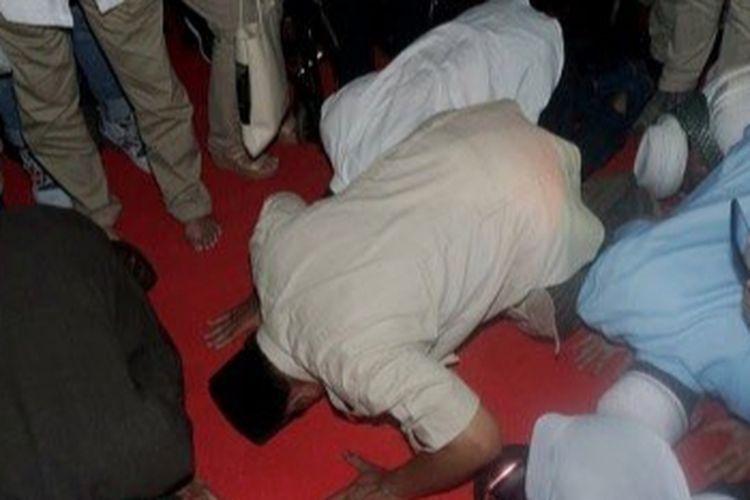 capres-prabowo-subianto-sujud-syukur-usai-mengklaim-kemenangan-pilpres-2019.jpg