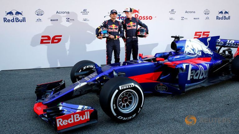 carlos-sainz-jr-daniil-kvyat-str12-toro-rosso_20170227_214338.jpg