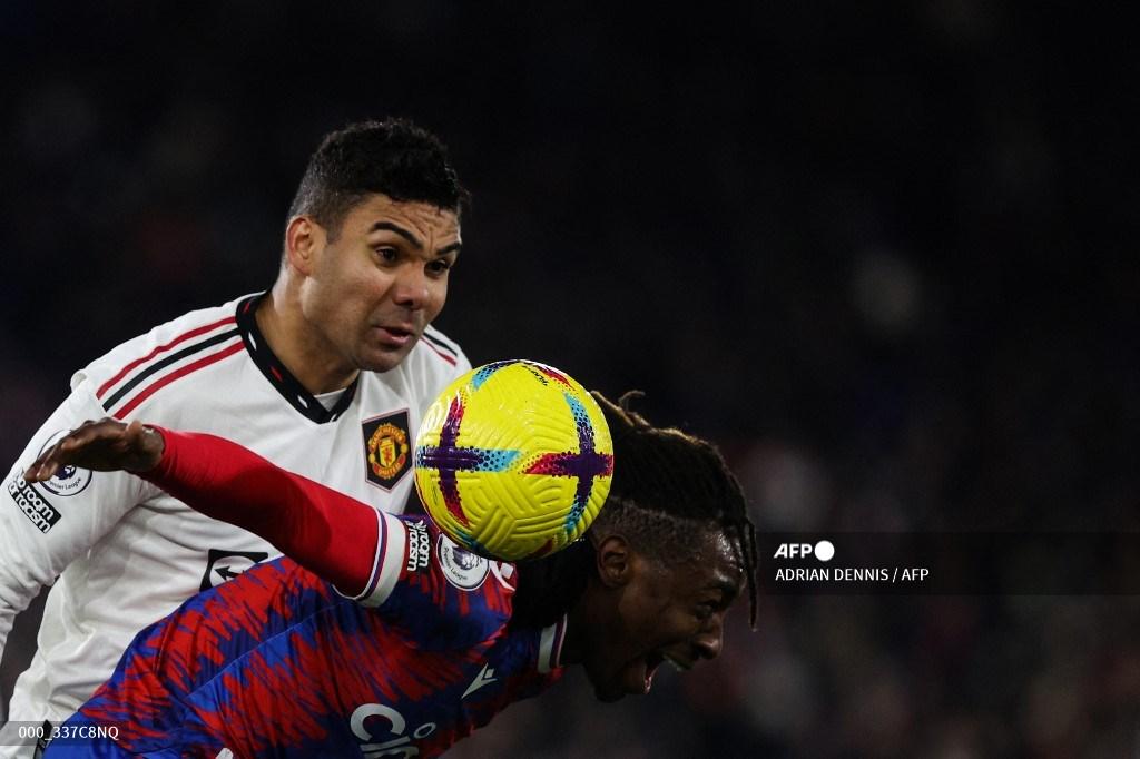 casemiro-kiri-menyundul-bola.jpg