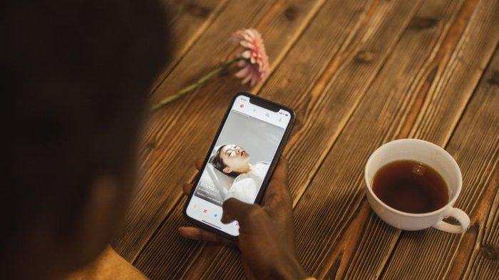 catfishing-merupakan-praktik-saat-seseorang-menciptakan-identitas-palsu.jpg