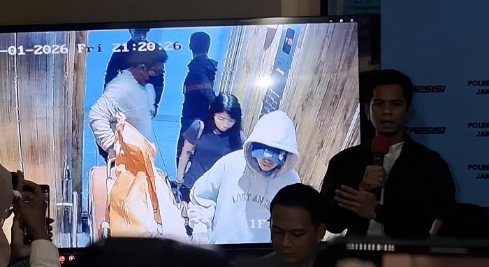 KEMATIAN LULA LAHFAH - Influencer Reza Arap mendampingi jenazah pacarnya, Selebgram Lula Lahfah saat terekam kamera CCTV dalam konferensi pers di Polres Metro Jakarta Selatan, Jumat (30/1/2026).