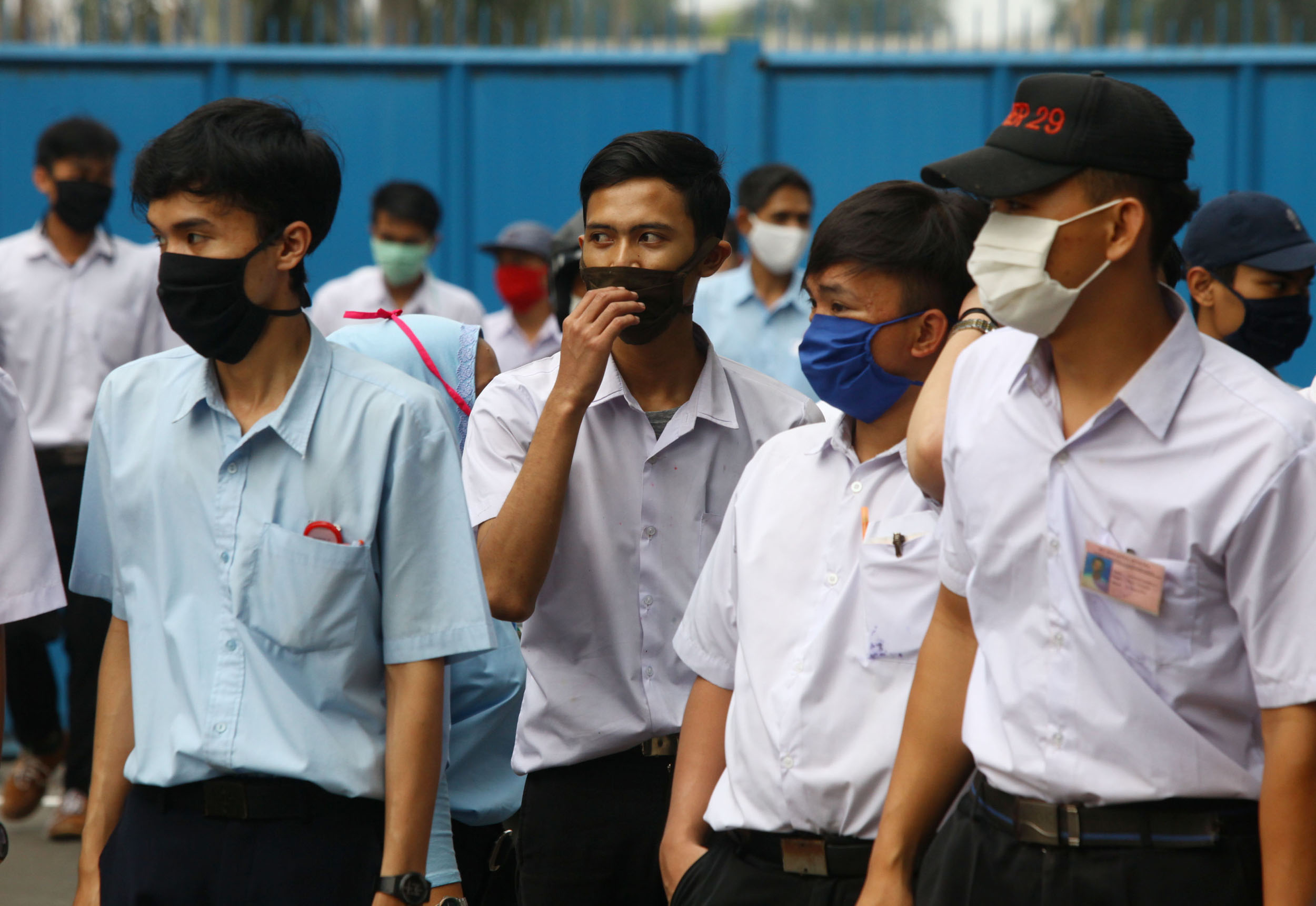 cegah-covid-19-buruh-pabrik-kenakan-masker_20200429_205648.jpg