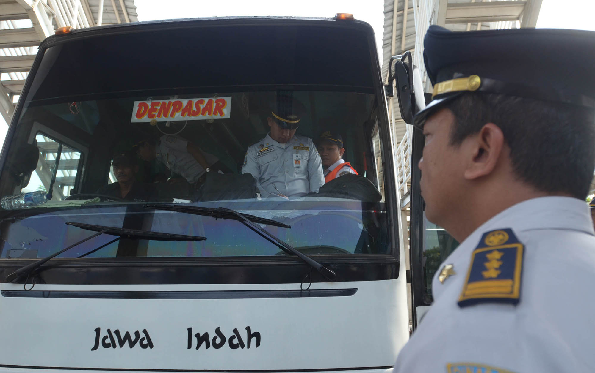 cek-kelengkapan-dan-tes-kesehatan-sopir-bus_20150323_175929.jpg