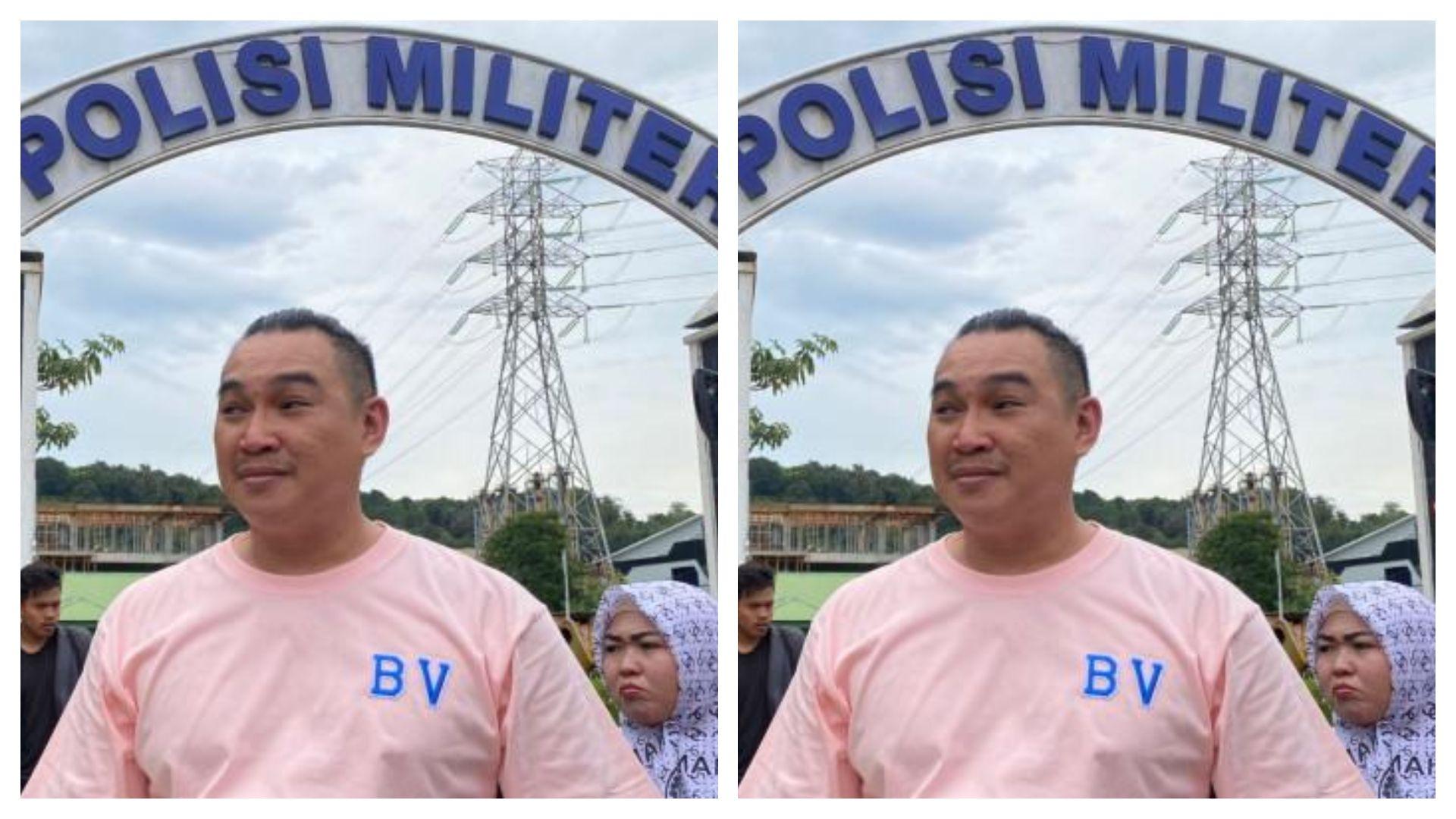 KORBAN PEMERASAN - Budianto, pengusaha di Batam korban dugaan pemerasan oleh oknum anggota TNI di Batam, usai melaporkan insiden kelam yang dialaminya ke Denpom 1/6 Batam, Senin (3/11/2025). Cerita Budianto Jawari memohon ke oknum TNI-Polri yang gerebek rumahnya agar tidak ganggu sang istri yang hamil tua.