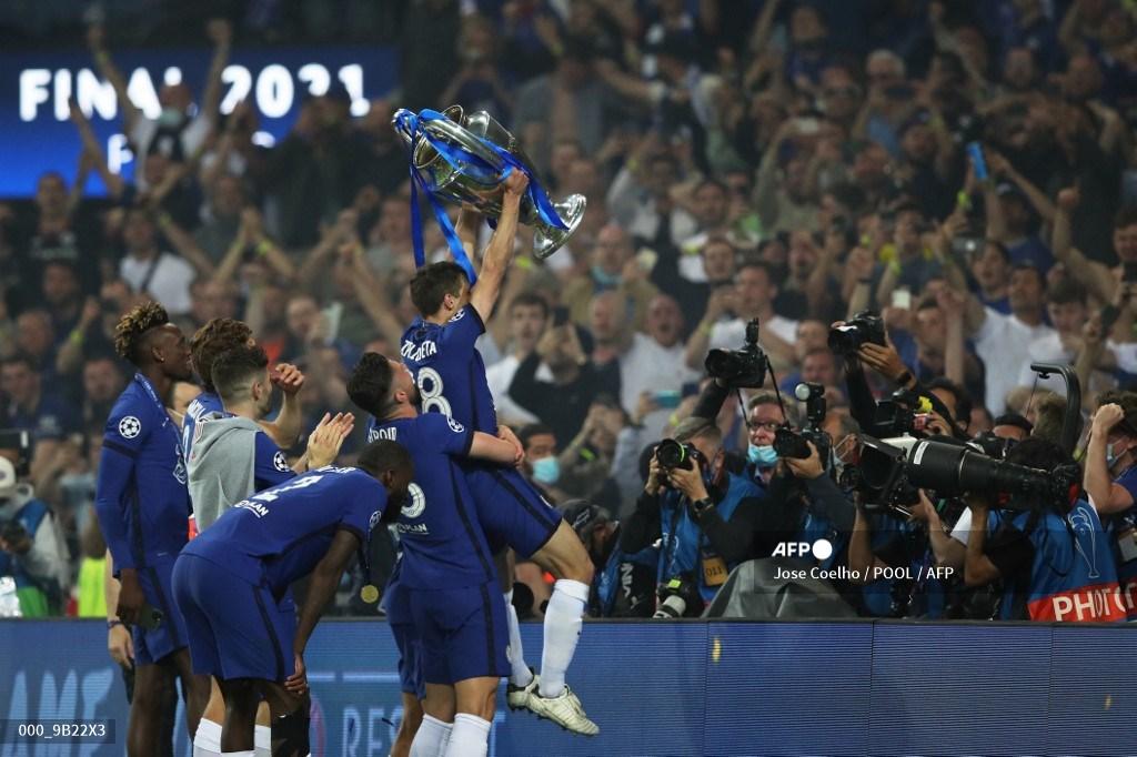 cesar-azpilicueta-kanan-mengangkat-trofi-liga-champions.jpg
