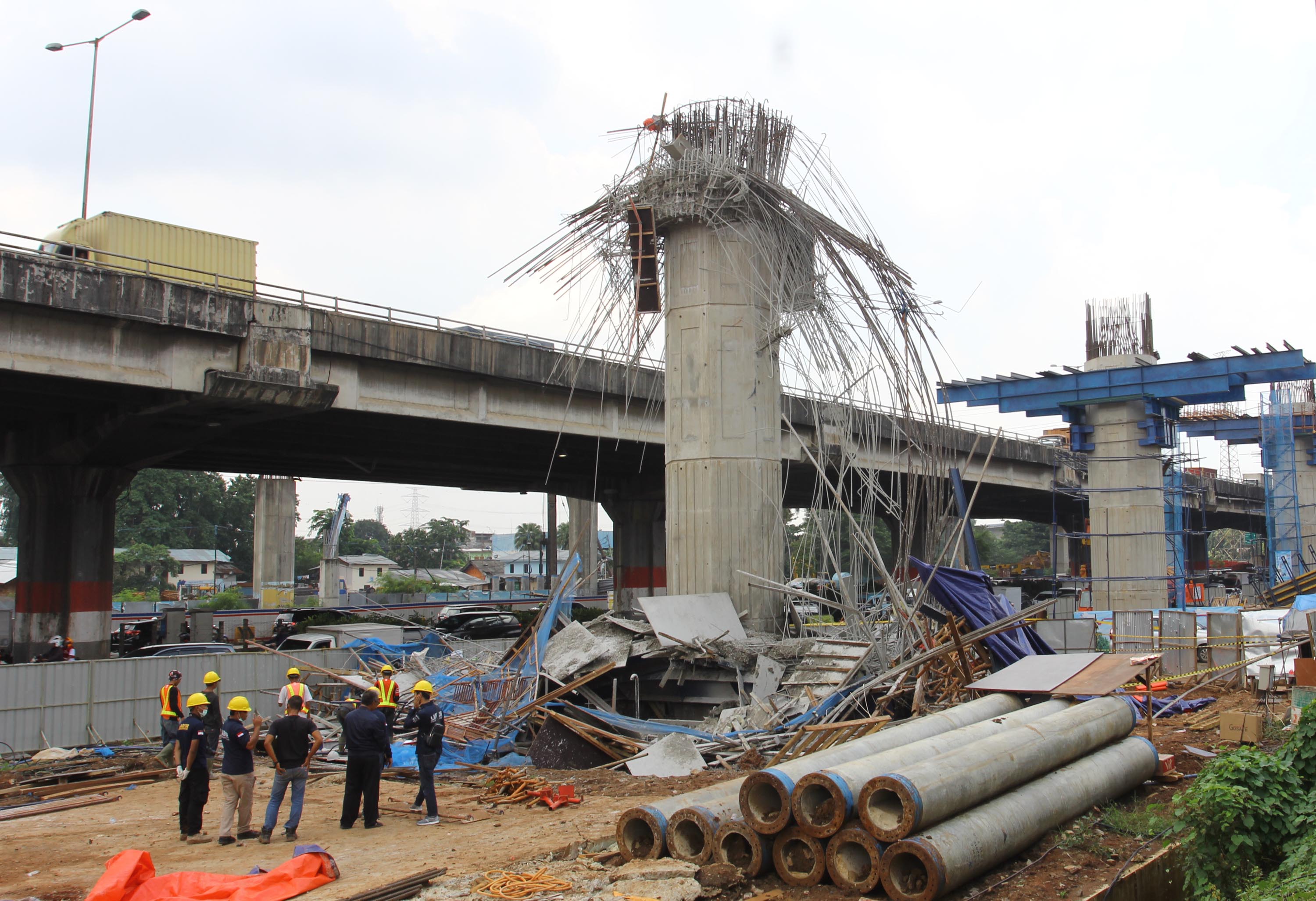 cetakan-untuk-pengecoran-beton-proyek-tol-becakayu-ambruk_20180220_185353.jpg