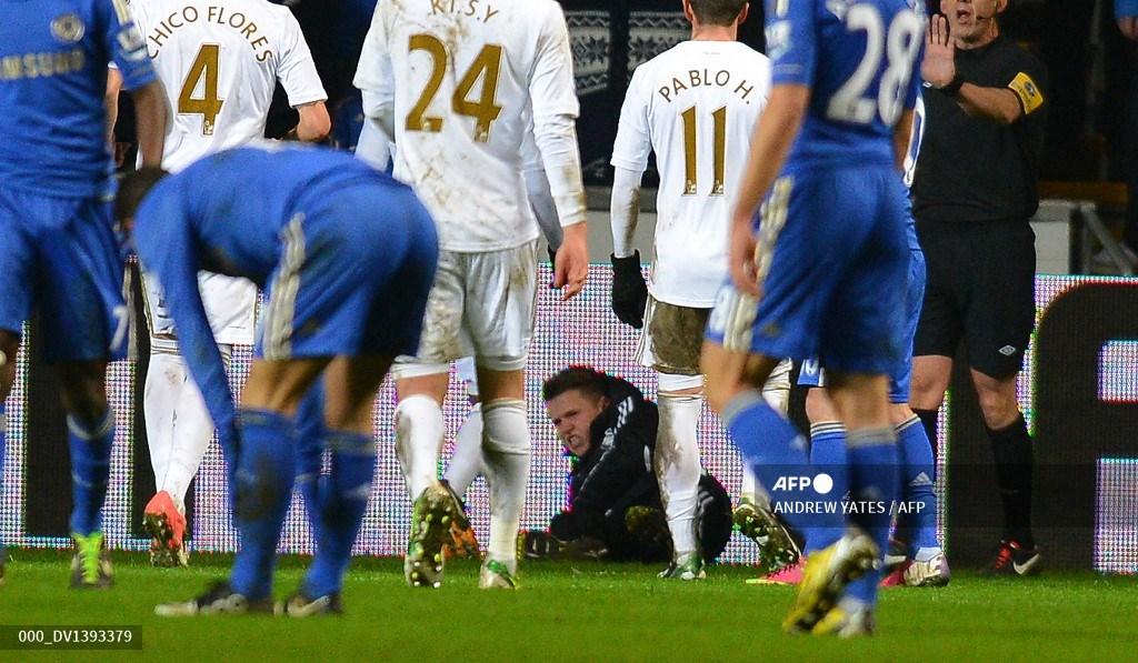 charlie-morgan-ball-boy-yang-ditendang-eden-hazard.jpg