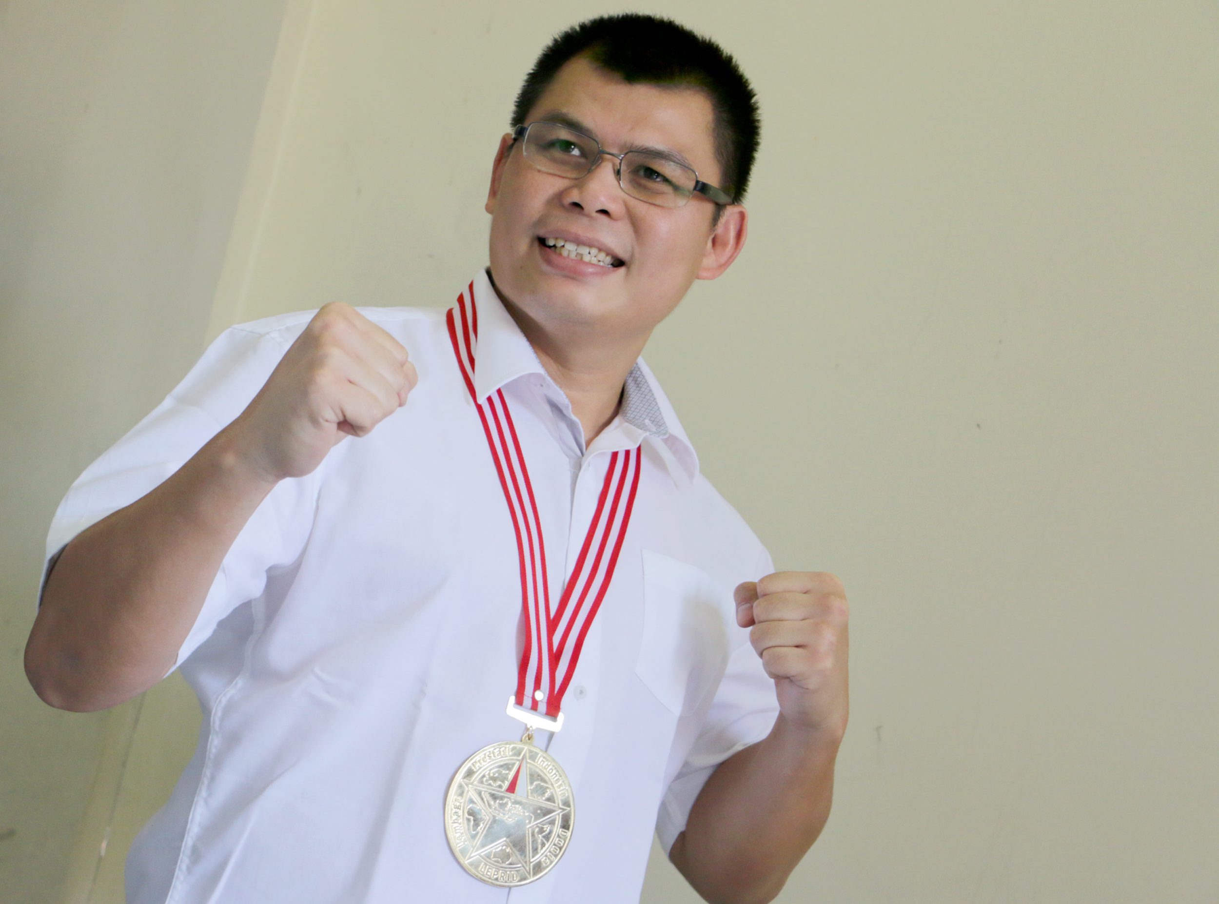 chris-john-mendapat-penghargaan-the-legend-award_20190715_134227.jpg