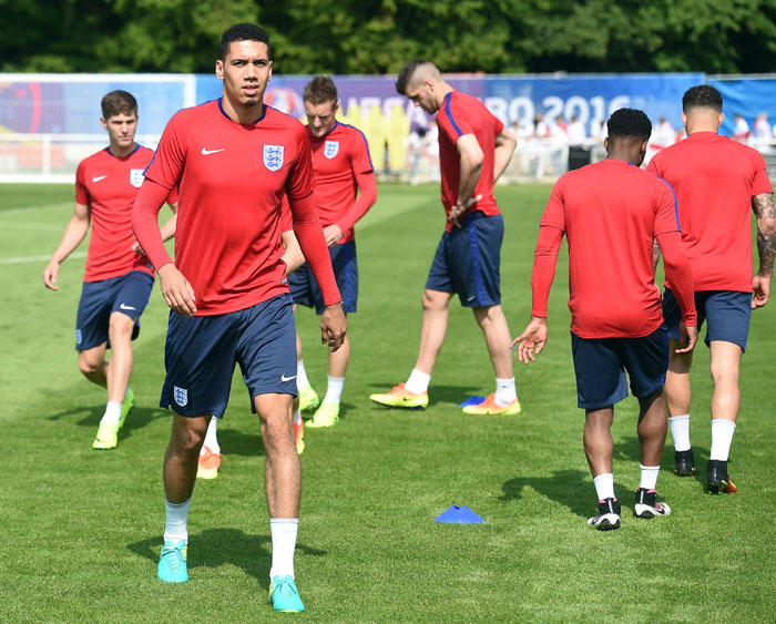 chris-smalling-saat-menjalani-latihan-bersama-timnas-inggris_20160609_165415.jpg