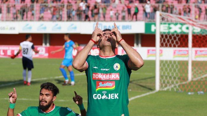 christian-gonzales-merayakan-gol-ke-gawang-persiraja-aceh.jpg