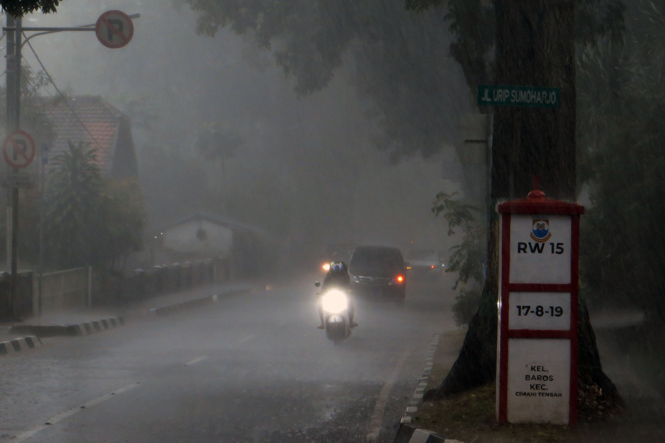 Cuaca Bali Besok Minggu, 17 Mei 2026: Besakih Hujan Petir, Waspada Hujan Lebat di 8 Wilayah