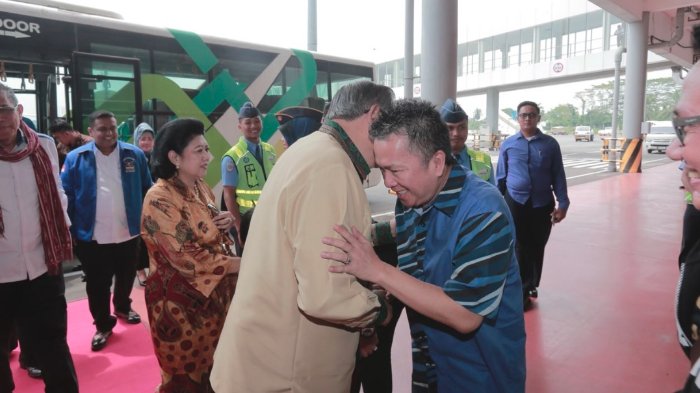 cipta-panca-laksana-menemui-mantan-presiden-susilo-bambang-yudhoyono-sby-di-bandara-kualanamu_20180609_160142.jpg