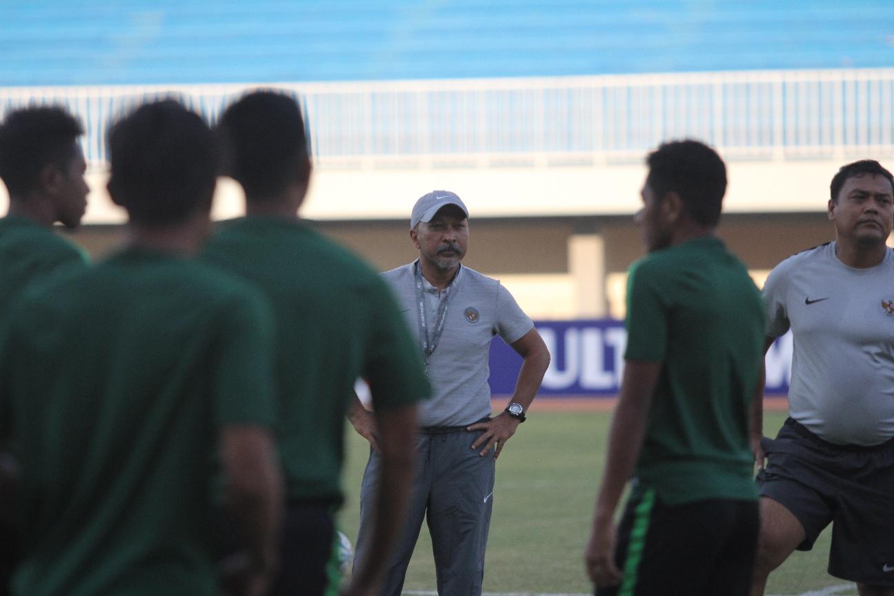 coach-fakhri-husaini-pelatih-timnas-u19-indonesia-di-stadion-mandala-krida-yogyakarta.jpg