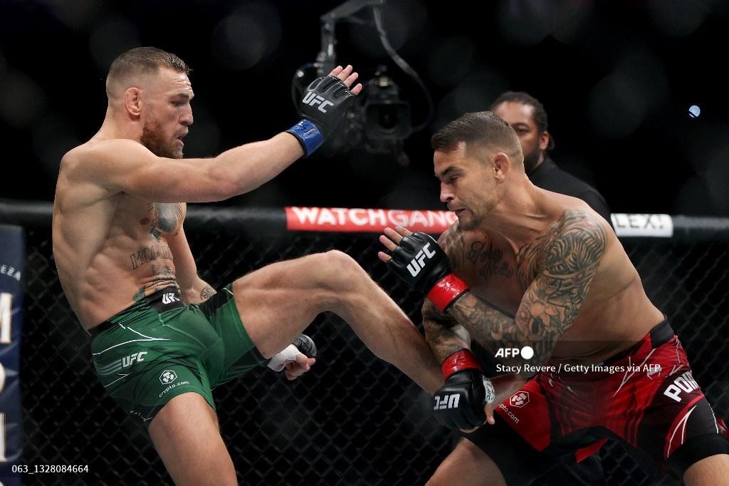 conor-mcgregor-dari-irlandia-kiri-mencoba-tendangan-melawan-dustin-poirier.jpg